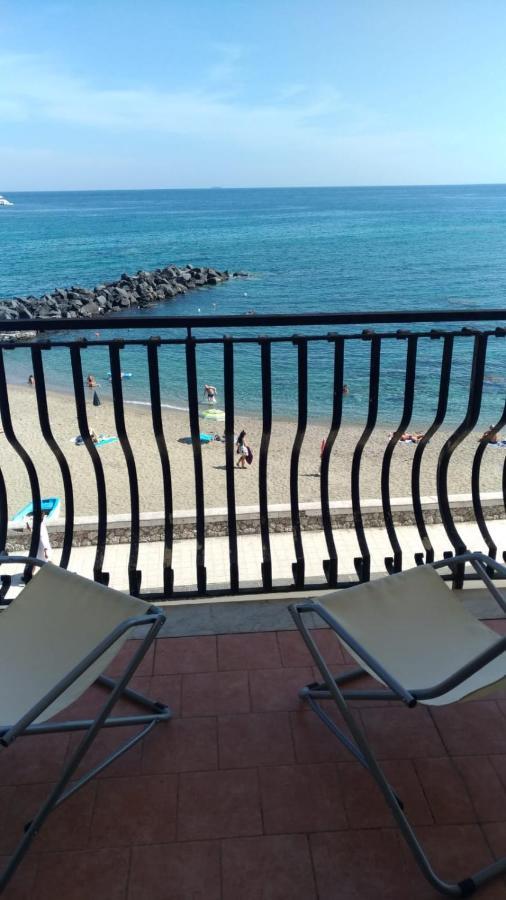 Beachfront Giardini Naxos Bagian luar foto