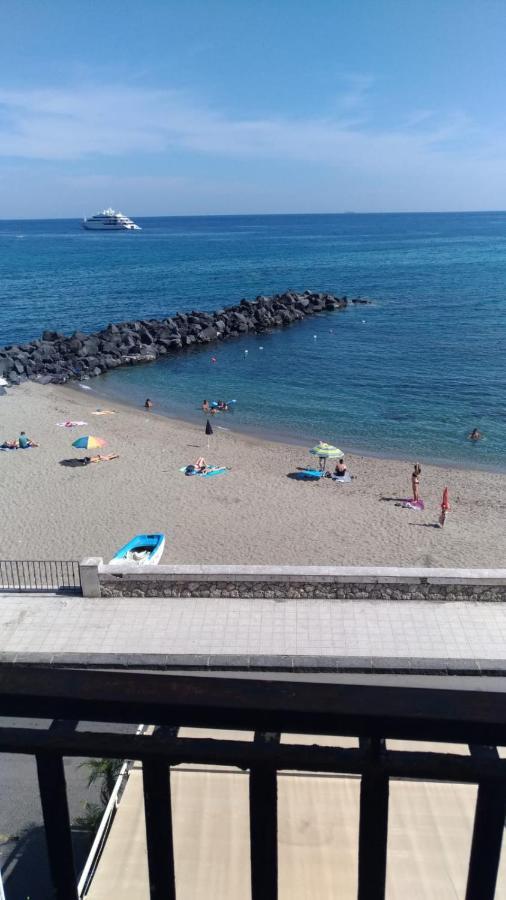 Beachfront Giardini Naxos Bagian luar foto